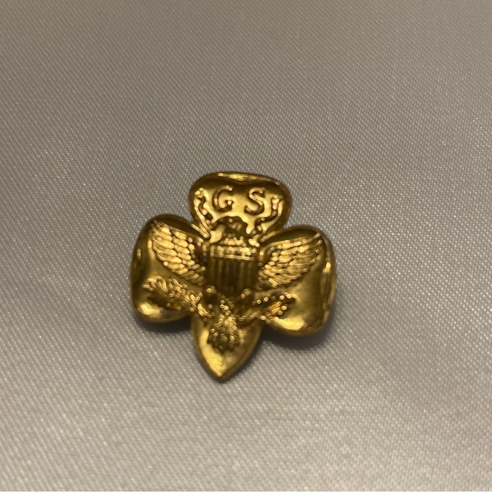 Vintage gold tone Girl Scouts pin Emblem Pin, vintage